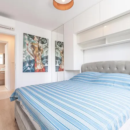 Marcus Mai - Two Bedroom With Balcony Daire