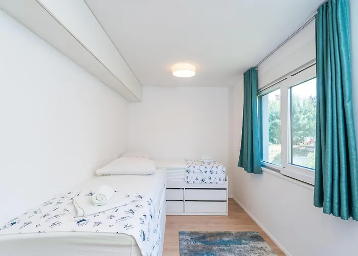 Marcus Mai - Two Bedroom With Balcony *