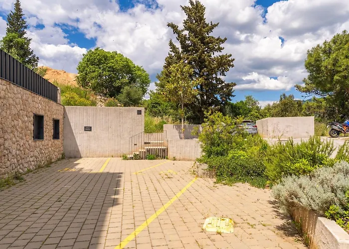 Marcus Mai - Two Bedroom With Balcony Appartement